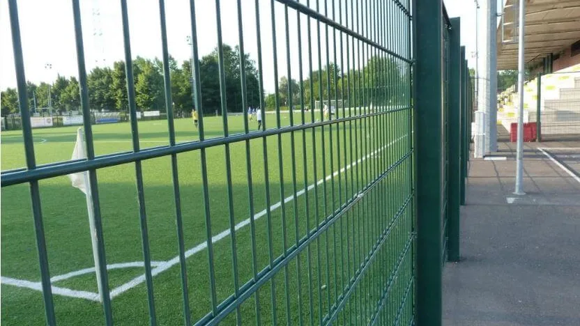 Zelena 2D panelna ograja ob igrišču