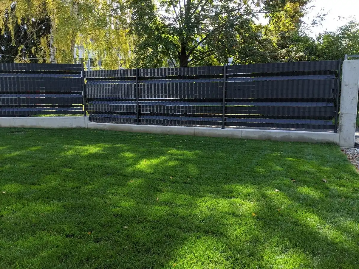 Panelna ograja z zelenimi trakovi