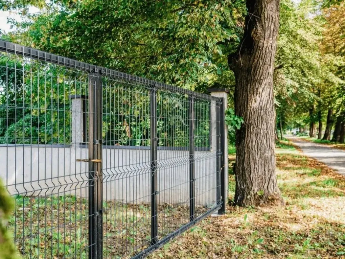 3D panelna ograja z vrati ob drevoredu